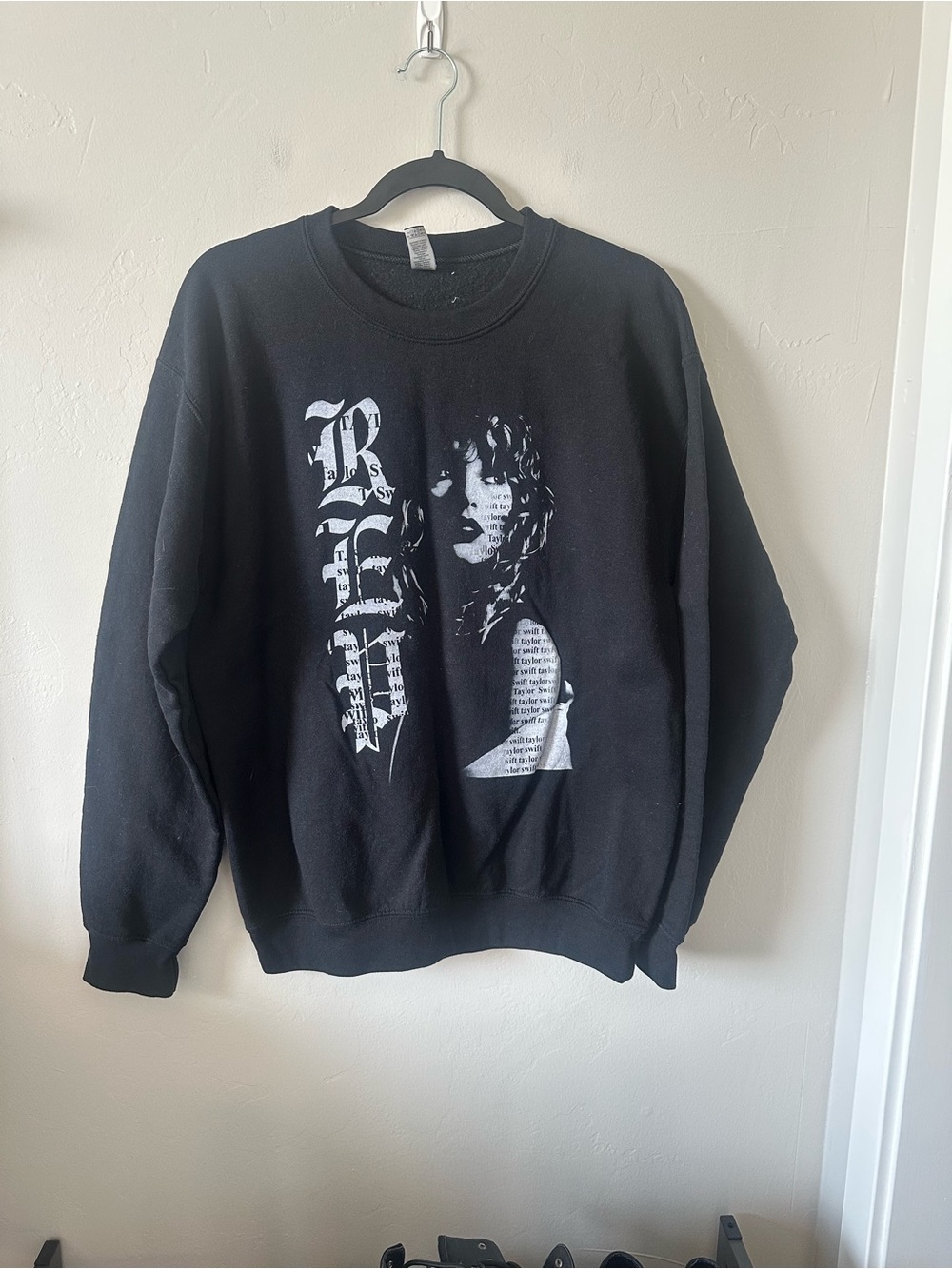 Gildan Black Taylor Swift Sweatshirt